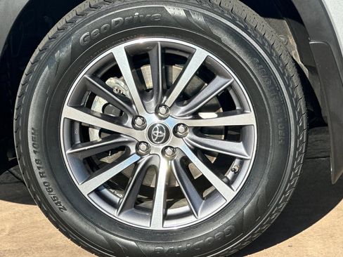 Certified 2019 Toyota Highlander XLE image 35