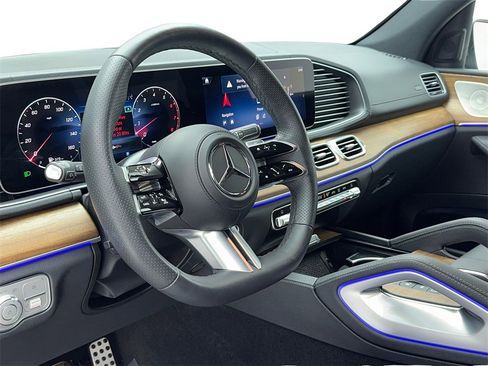 Used 2025 Mercedes-Benz GLS 450 4MATIC image 18