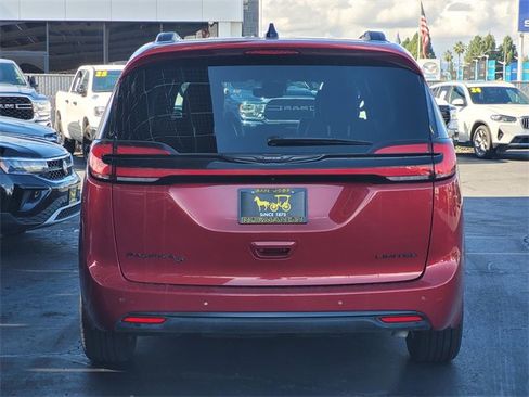 Certified 2025 Chrysler Pacifica Limited image 5