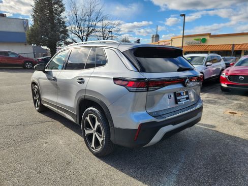 Certified 2025 Volkswagen Tiguan SE w/ Panoramic Sunroof Package image 3
