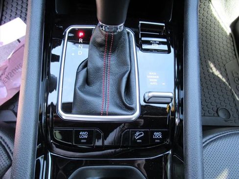 Certified 2025 Jeep Compass Trailhawk w/ Trailhawk Elite Group image 18