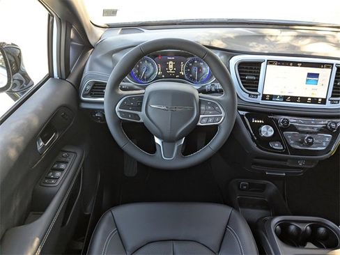 New 2026 Chrysler Pacifica Select image 16