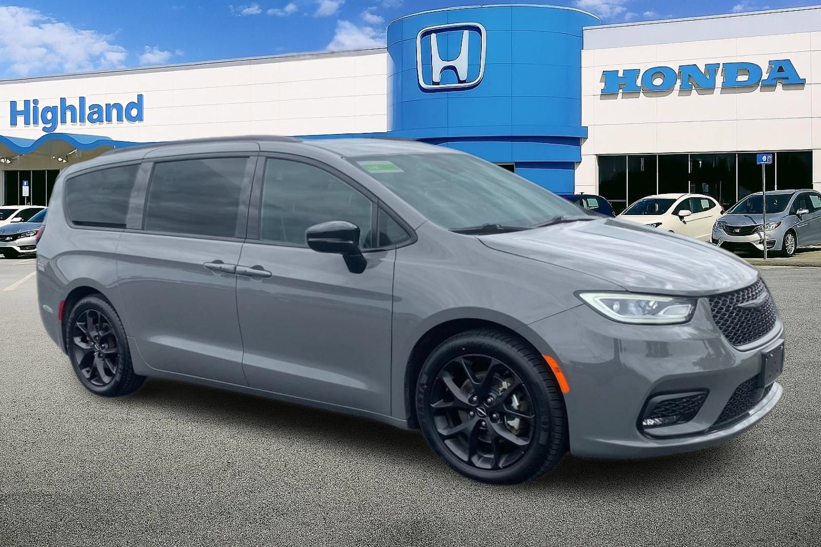 Used 2025 Chrysler Pacifica Limited FWD image 7