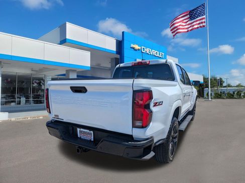 Used 2025 Chevrolet Colorado Z71 w/ Technology Package AWD/4WD image 3