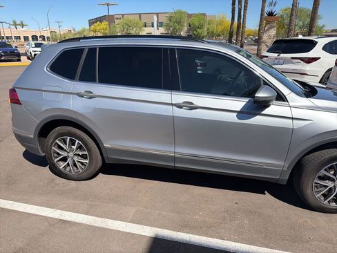 Used 2020 Volkswagen Tiguan SE w/ Panoramic Sunroof Package image 6