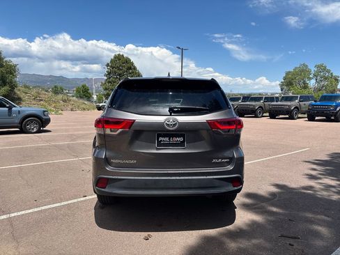 Used 2018 Toyota Highlander XLE AWD/4WD image 4