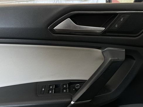 Used 2018 Volkswagen Tiguan SE w/ Panoramic Sunroof Package image 22