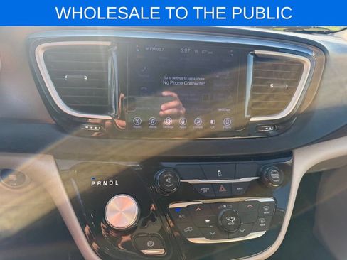 Used 2017 Chrysler Pacifica Touring w/ Tire & Wheel Group FWD image 13
