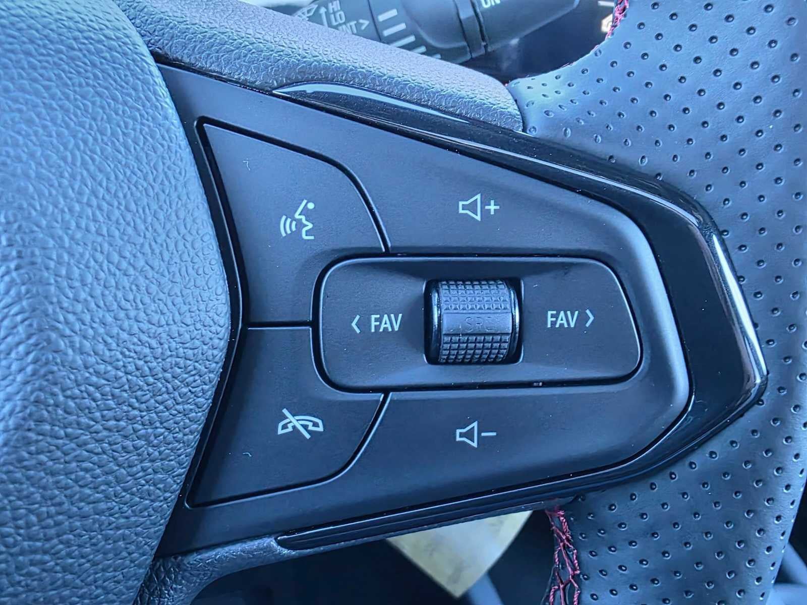 Certified 2026 Chevrolet Trax RS w/ Sunroof Package FWD image 31