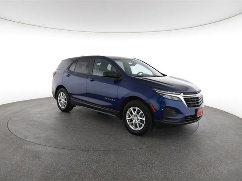 Used 2022 Chevrolet Equinox LS w/ LS Convenience Package image 2