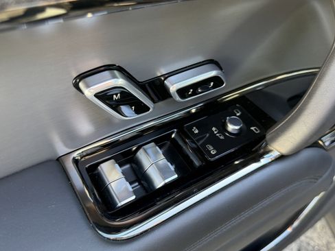 Used 2025 Land Rover Range Rover Sport SE image 11