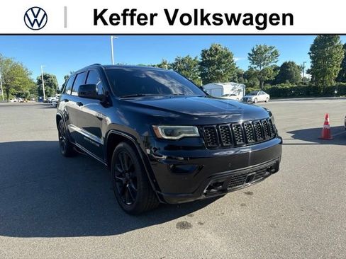 Used 2017 Jeep Grand Cherokee Overland w/ Jeep Active Safety Group AWD/4WD image 7