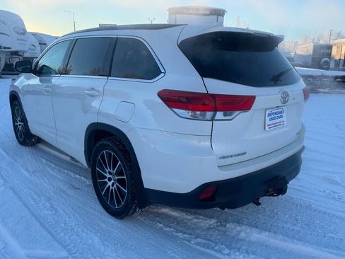Used 2017 Toyota Highlander SE image 4
