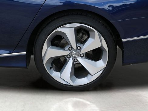 Used 2018 Honda Accord Touring image 9