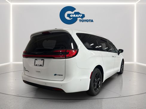 Used 2024 Chrysler Pacifica Limited FWD image 8