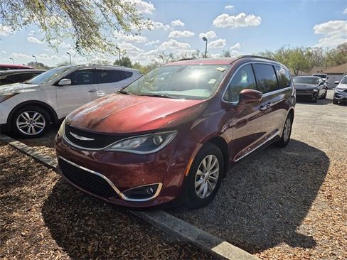 Used 2017 Chrysler Pacifica Touring-L image 3