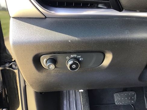 Used 2023 Chevrolet Traverse LT FWD image 20