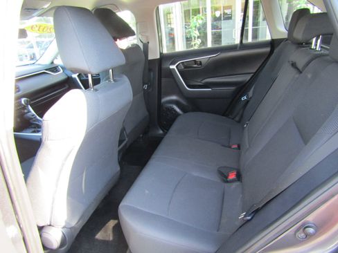 Used 2019 Toyota RAV4 LE AWD/4WD image 15