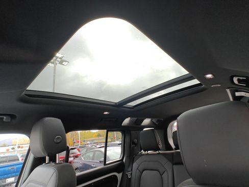 Used 2025 Land Rover Defender 110 S image 21