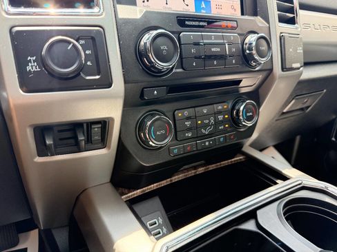 Used 2017 Ford F250 Lariat w/ Lariat Ultimate Package AWD/4WD image 31