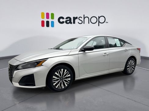 Used 2024 Nissan Altima 2.5 SV image 1