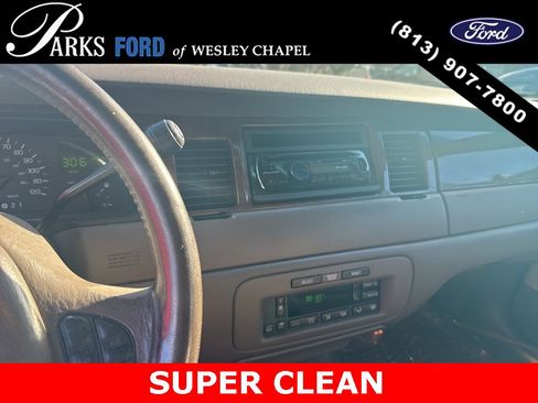 Used 1998 Lincoln Town Car Signature image 2