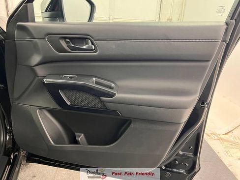 Used 2025 Nissan Pathfinder SV FWD image 40