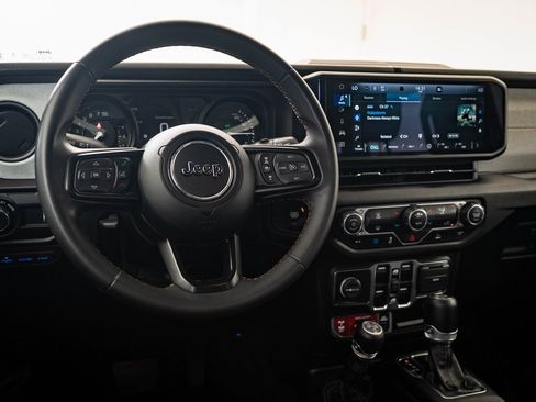 Used 2024 Jeep Wrangler Unlimited image 4