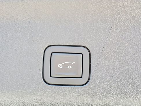 Used 2024 Cadillac Escalade Premium Luxury Platinum image 8