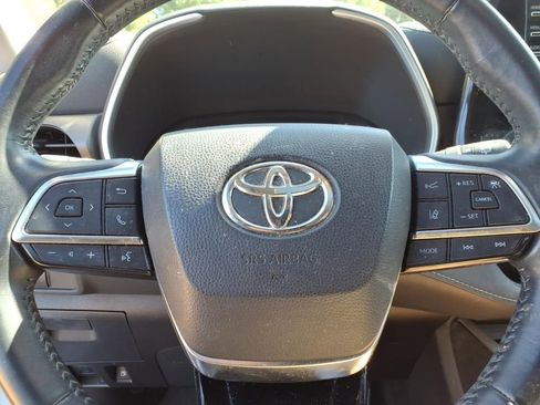 Used 2021 Toyota Highlander XLE image 20