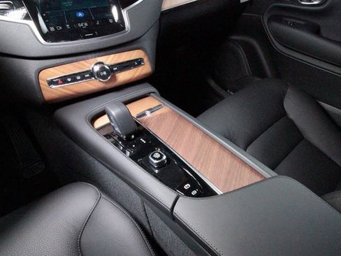 Certified 2025 Volvo XC90 B6 Plus w/ Protection Package Premier image 9