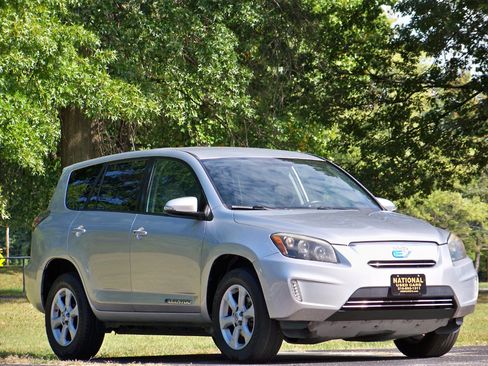 Used 2014 Toyota RAV4 EV image 3
