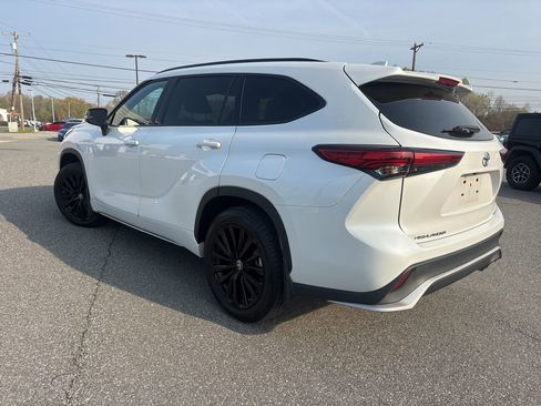 Used 2023 Toyota Highlander XSE image 6