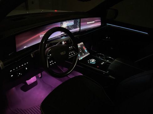 Used 2025 Cadillac Escalade ESV Sport w/ Touring Package AWD/4WD image 9