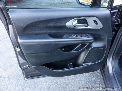 Used 2022 Chrysler Pacifica Limited w/ Uconnect Theater Family Group image 29