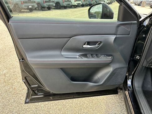 Certified 2025 Nissan Kicks SR FWD image 11