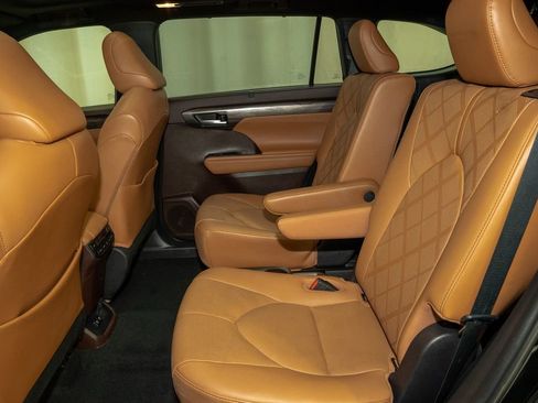 Used 2021 Toyota Highlander Platinum image 9