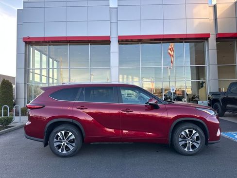 Used 2023 Toyota Highlander XLE image 2