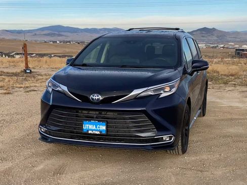 Used 2022 Toyota Sienna Platinum image 3