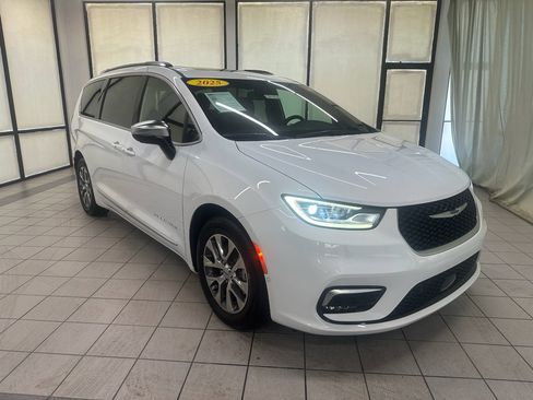 Used 2025 Chrysler Pacifica Pinnacle FWD image 2
