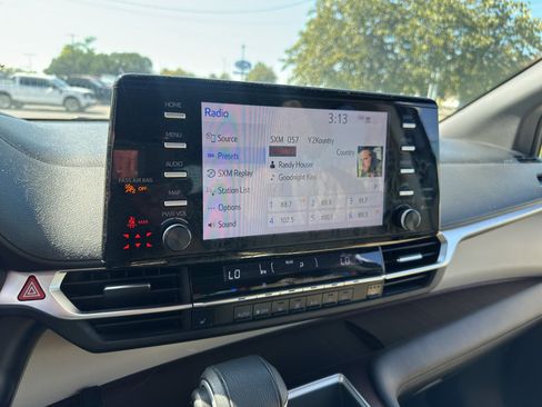 Used 2022 Toyota Sienna XLE FWD image 28