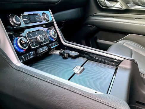 Used 2024 GMC Yukon XL Denali w/ Advanced Technology Package AWD/4WD image 16