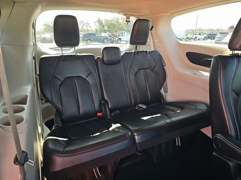 Used 2023 Chrysler Pacifica Touring-L image 6