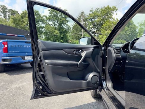 Used 2019 Nissan Rogue S w/ Special Edition Package AWD/4WD image 17