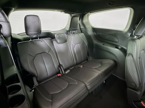 Used 2025 Chrysler Pacifica Select image 26
