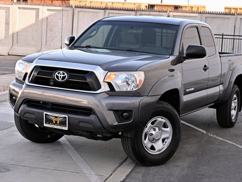 Used 2015 Toyota Tacoma PreRunner w/ SR5 Package RWD image 3