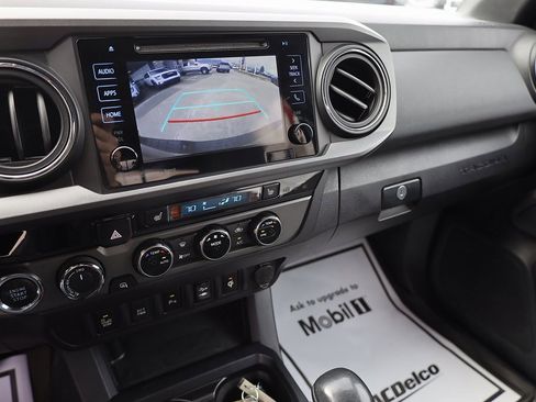 Used 2017 Toyota Tacoma TRD Off-Road image 15