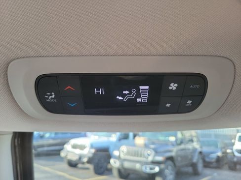 Used 2024 Chrysler Pacifica Touring-L image 19