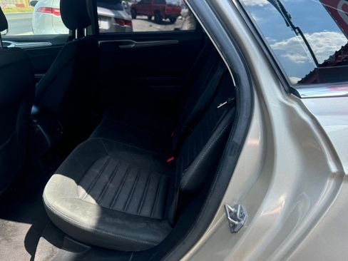 Used 2017 Ford Fusion SE w/ Fusion SE Technology Package image 4