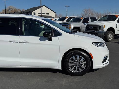 Used 2024 Chrysler Pacifica Select 4dr Mini Van image 4